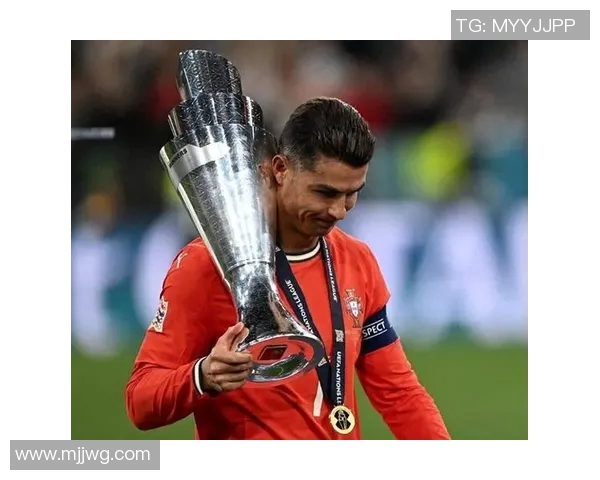 欧冠赛场惊现奇葩事件球迷冲入场内抢夺C罗球衣引热议